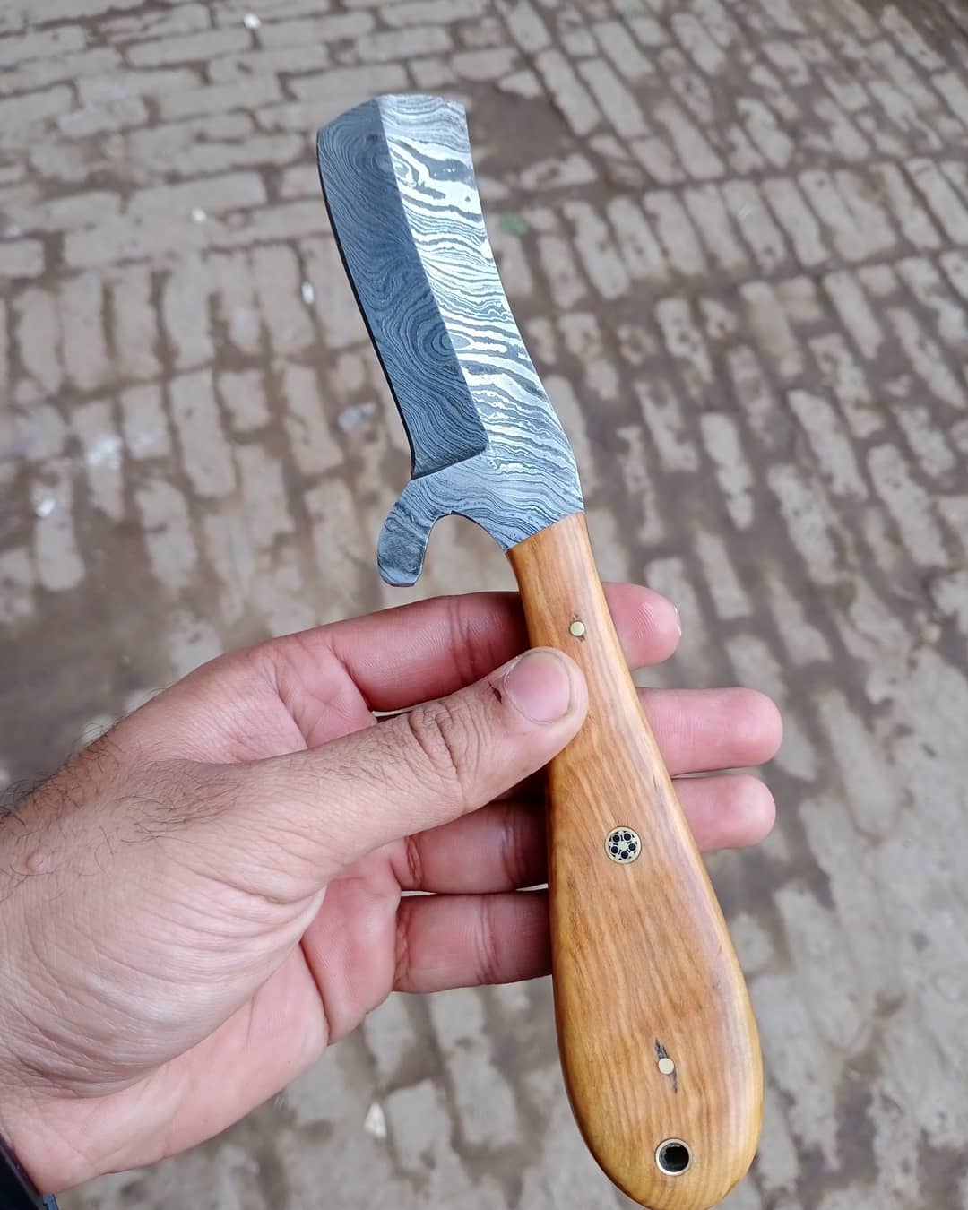 Damascus skinner knife with wood on handle.
